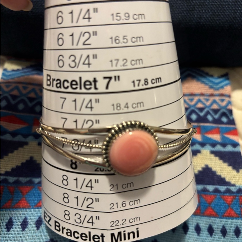 Sterling silver pink conch cuff - Picture 3 of 9